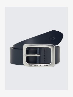 Tumesinine nahkavöö hõbedase ristkülikukujulise solgiga. Omab tikandeid äärtes ja solgis on välja pressitud logo.