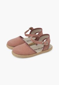 Sandalias de tela rosa con correa en el tobillo y suela de yute trenzado. Presenta una punta redondeada y un diseño bicolor con un acabado texturizado.
