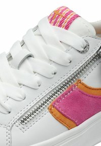 Sneaker bianco con dettagli in suede rosa e arancione, zip metallica e lacci bianchi. Tessuto testurizzato sulla linguetta in rosa e giallo.