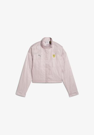 Rosa kort jacka i slätt tyg. Har en upphöjd krage, vit söm och logotyper på bröstet: en Puma-logotyp och ett Ferrari-skydd.