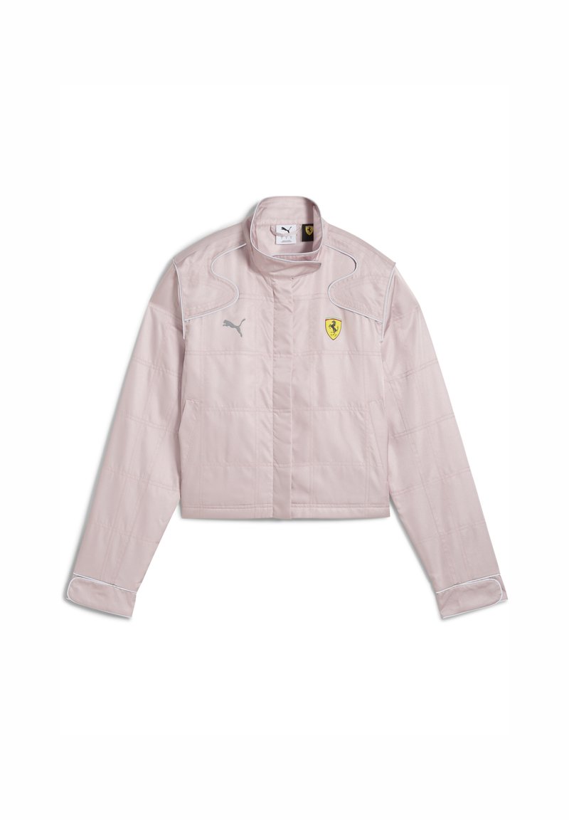 Roze cropped jack van gladde stof. Heeft een verhoogde kraag, witte stiksels en logo's op de borst: een Puma-logo en een Ferrari-schild.