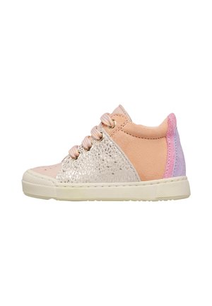 Scarpa da ginnastica alta per bambini con pannelli beige, pesca, rosa e lavanda, lato in tessuto metallico strutturato e lacci a righe rosa su suola bianca.