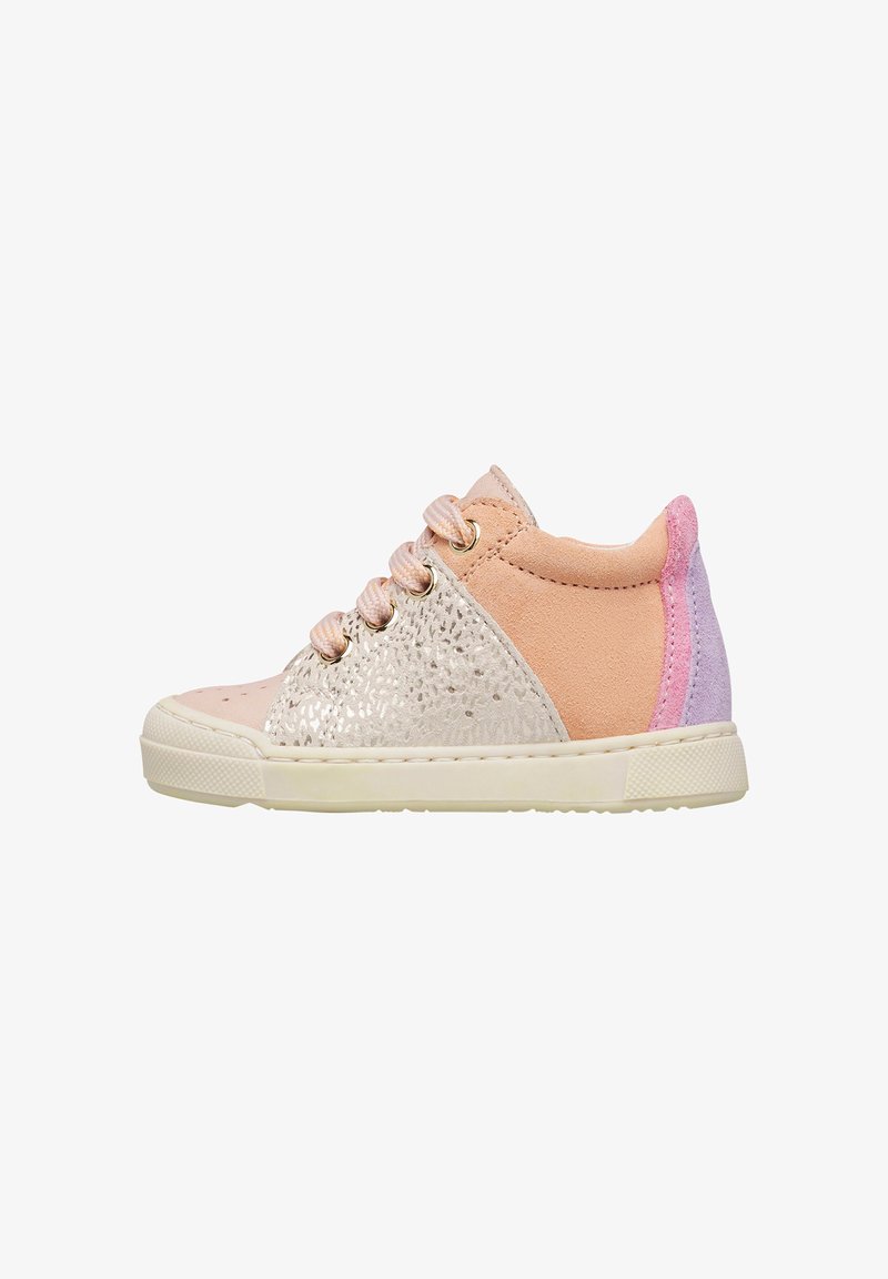 Chaussure montante pour enfant avec des panneaux beige, pêche, rose et lavande, un côté texturé métallique et des lacets rayés roses sur une semelle blanche.