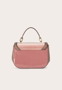 Borsa rosa pastello con finitura liscia e lucida. Presenta una sezione superiore di un rosa più chiaro a contrasto e dettagli marroni. Include una maniglia corta e dettagli in oro.