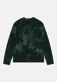 Langærmet sweatshirts i mørkegrøn med tie-dye mønster. Fremstillet af blødt stof, med rund halsudskæring og tætsiddende manchetter.