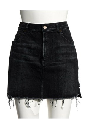 Sort denim mini nederdel med forlommer, knaplukning og distressed frynset kant på en hvid mannequin i talje og øvre ben.