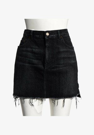 Mini-jupe en denim noir avec poches avant, fermeture à boutons et ourlet effiloché usé sur un mannequin blanc à la taille et aux parties supérieures des jambes.