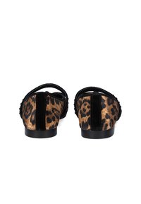 Bailarinas de print de leopardo con una combinación de colores marrón y negro, fabricadas con un tejido suave, diseño de espalda abierta y acentos texturizados a lo largo de los bordes.