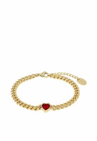 Bracciale in catena d'oro con un centro in pietra preziosa a forma di cuore rosso e un piccolo tag rotondo con l'iscrizione "steel α".