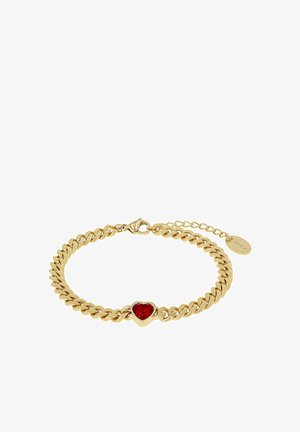 Pulsera de cadena de oro con un centro de gema en forma de corazón rojo y una pequeña etiqueta redonda con la inscripción "steel α".