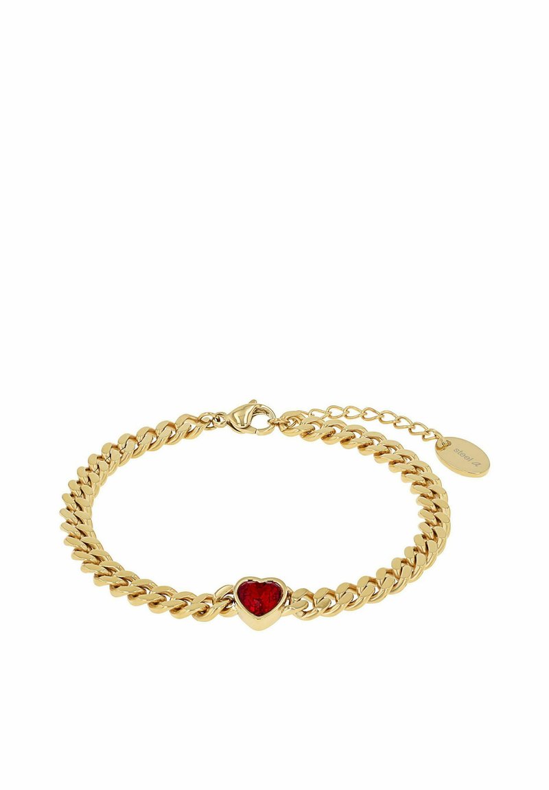 Bracciale in catena d'oro con un centro in pietra preziosa a forma di cuore rosso e un piccolo tag rotondo con l'iscrizione "steel α".