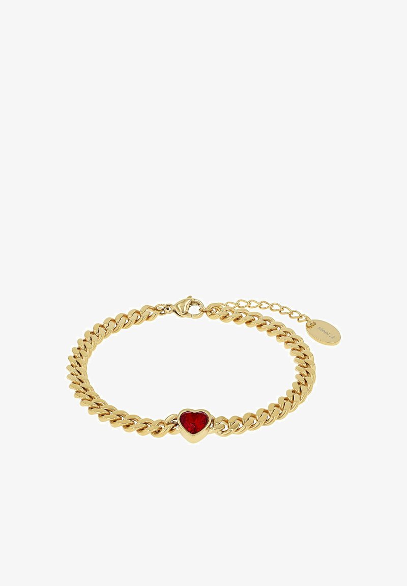Bracciale in catena d'oro con un centro in pietra preziosa a forma di cuore rosso e un piccolo tag rotondo con l'iscrizione "steel α".