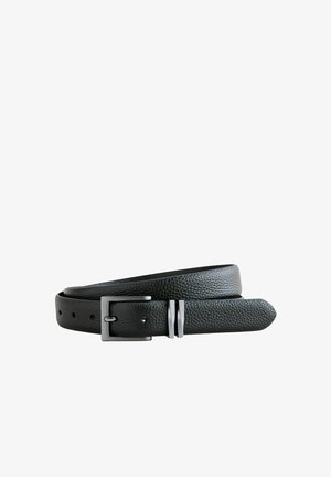 Fekete bőröv kavicsos mintával, ezüst négyszögletes csattal és kettős díszszeggel. Több lyuk a méretállításhoz.