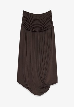 Rjava krila z mehkega materiala, z naborkanim visokim pasom in asymetrično obrobo za tekoč silhuet.