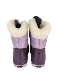 Lila und lila Stiefel mit einem flauschigen weißen Kunstpelzkragen, Gummisohlen und Obermaterial aus strukturiertem Stoff für Isolierung und Komfort.