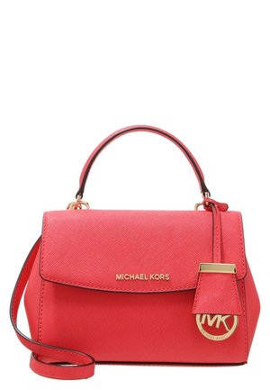 Korallrød læderhåndtaske med struktureret design, tophåndtag, aftagelig crossbody-rem, gulddetaljer og logoaccents.