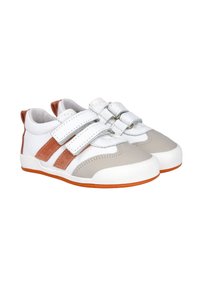 Zapatos infantiles blancos y grises con acentos naranjas, que cuentan con dos correas de velcro, un upper texturizado y un diseño de punta redonda.