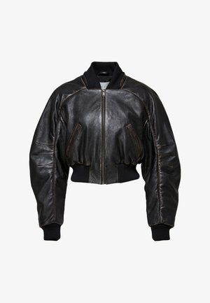 Schwarze Lederbomberjacke mit cropped Design, gerippten Bündchen und Kragen, Reißverschluss und zwei vorderen Taschen mit sichtbaren Stickdetails.