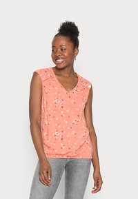 Blusa floral em pêssego com mangas curtas, decote em V e botões; apresenta padrões de borboletas em rosa, branco e amarelo; textura de tecido suave.