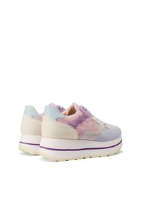 Sneakers platform con una combinazione di suede nei toni pastello di rosa, viola e blu. Punta arrotondata, lacci anteriori e suola bianca a contrasto con strisce viola.
