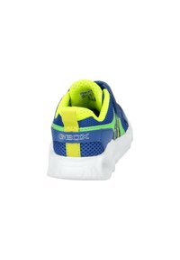 Zapatillas infantiles en azul y verde neón con parte superior de malla, cuello acolchado, suela blanca y marca Geox en el talón y el lateral.
