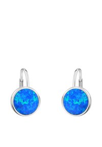 Blå cirkulära örhängen med en glänsande yta, som har en flerfärgad blå ädelsten och silverfärgade metalldetaljer. Designade för att stängas med leverback-fäste.