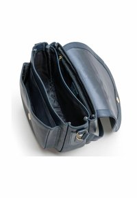 Bolso de mano de cuero azul con un acabado texturizado, que cuenta con un interior espacioso, múltiples compartimentos y un forro suave. Detalles de hardware en dorado.