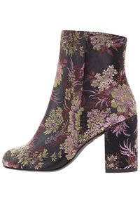 Bottine noire à motif floral en violet et vert, en textile à finition lisse, avec un talon carré et un design à bout pointu.