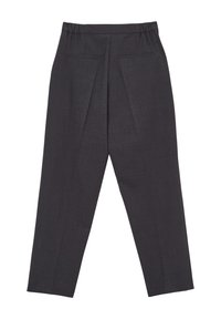 Pantaloni grigi scuri su misura con finitura testurizzata, dotati di pieghe, vita elastica e due tasche laterali.