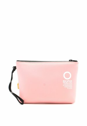 Custodia rosa con zip realizzata in materiale liscio, dotata di una zip nera e di un manico. Mostra testo e logo bianchi su un lato.