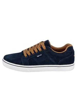 Navyblaue Wildleder-Sneaker mit braunen Schnürsenkeln, weißer Gummisohle und perforierten Seitenakzenten. Verfügt über ein Logo an der Außenseite.