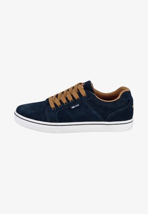 Navyblaue Wildleder-Sneaker mit braunen Schnürsenkeln, weißer Gummisohle und perforierten Seitenakzenten. Verfügt über ein Logo an der Außenseite.