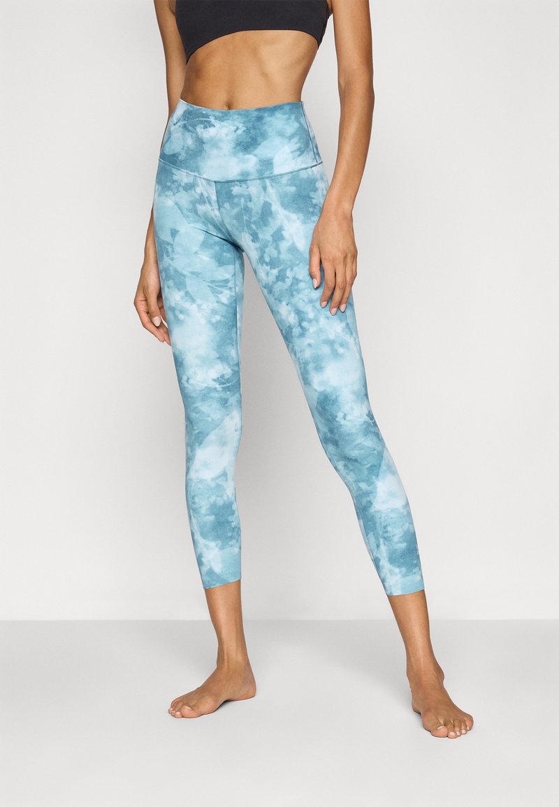 Világoskék és sötétkék, batikolt mintás leggings, magas derékú kivitel, rugalmas anyagból készült, bokáig érő, sima felületű.