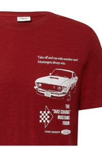 Rotes kurzärmeliges T-Shirt mit einem weißen Grafikmotiv eines Mustang von 1969 und dem Text "Nimm deinen Schwung und lauf mit Nummer eins! Mustangers gewinnen immer."