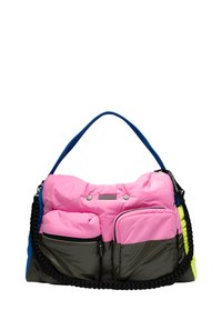 Gefütterte Tasche mit pinken, blauen und grünen Abschnitten. Verfügt über mehrere Reißverschlusstaschen, einen geflochtenen schwarzen Riemen und silberne Hardware-Akzente.