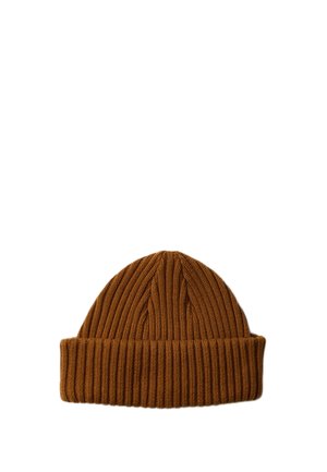 Gorro de punto marrón acanalado con puño doblado mostrado sobre un fondo blanco.