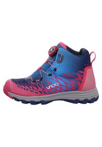 Zapatilla deportiva de caña alta con un diseño degradado en azul y rosa, detalles de malla, un sistema de cordones rápido y una suela de goma texturizada.