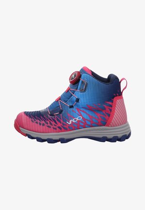 Hochschuh für Sport mit einem blau-pinken Farbverlauf, Netz-Akzenten, einem Schnell-Schnürsystem und einer strukturierten Gummisohle.