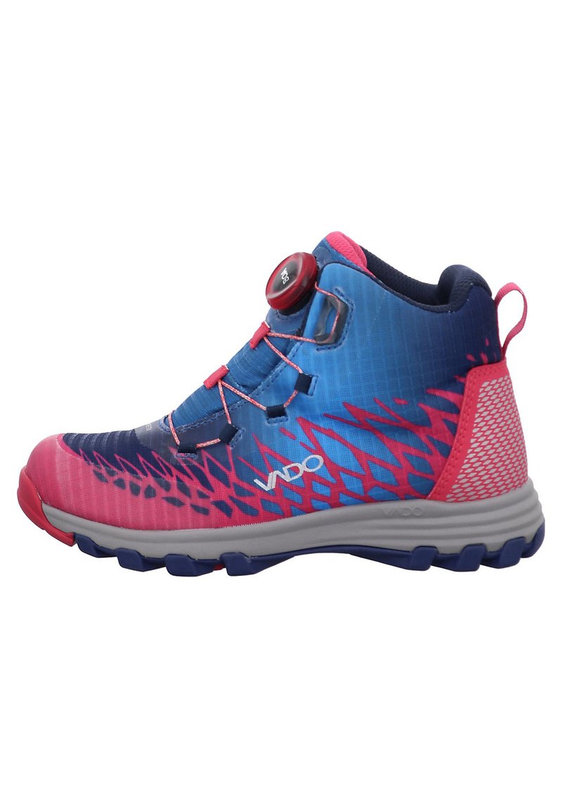 Zapatilla deportiva de caña alta con un diseño degradado en azul y rosa, detalles de malla, un sistema de cordones rápido y una suela de goma texturizada.
