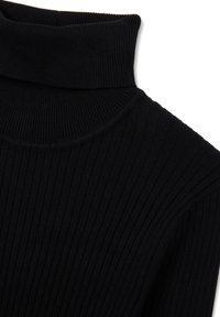 Schwarzer gerippter Rollkragenpullover mit hohem Kragen und strukturiertem Stoff, der durch vertikale Linien einen figurbetonten Look erzeugt.
