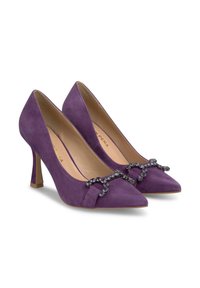 Pompe con tacco alto in suede viola, con punta affusolata, caratterizzate da un accento di gioielli neri e trasparenti nella parte anteriore. Design con tacco a blocco quadrato.