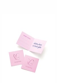 Rózsaszín üdvözlőkártya pillangó mintával, reluxás "GLANZVOLL" logóval. A belsejében vonalazott helyek találhatók üzenetek és kézzel írt szövegek számára.