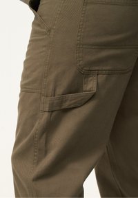 Khaki Cargo-Hosen aus Baumwolle, mit mehreren Taschen, einer glatten Textur und sichtbaren Steppdetails entlang der Nähte.