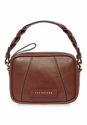 Borsa a tracolla rettangolare in pelle marrone con manico intrecciato, dotata di dettagli cuciti e un logo dorato su un'etichetta rettangolare.