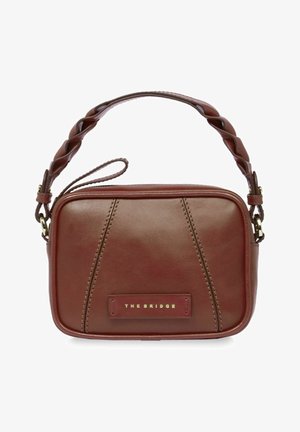 Borsa a tracolla rettangolare in pelle marrone con manico intrecciato, dotata di dettagli cuciti e un logo dorato su un'etichetta rettangolare.