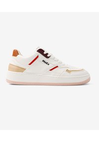 Witte sneakers met een glanzende leren bovenkant, voorzien van rode en beige accenten, een gestructureerde tan achterheel en een roze rubberen zool.