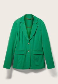 Blazer vert pour femme avec revers, deux boutons et deux poches à rabat devant, présenté sur un fond clair.