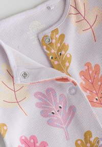 Ljuslila ribbat tyg onesie med färgglada lövmönster i rosa, orange och gult; inkluderar tryckknappar för stängning.
