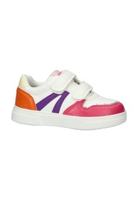 Witte sportieve sneaker met klittenbandsluitingen; heeft roze, oranje en paarse accenten. Gladde leren bovenkant met rubberen zool; afgeronde vorm.