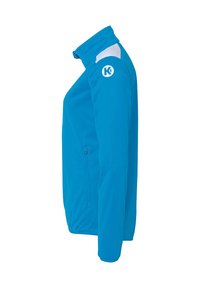 Blå softshell-jakke med høj krave, hvid skulderaccent og logo på ærmet. Funktionen omfatter en sidelomme med lynlås og en glat tekstur.